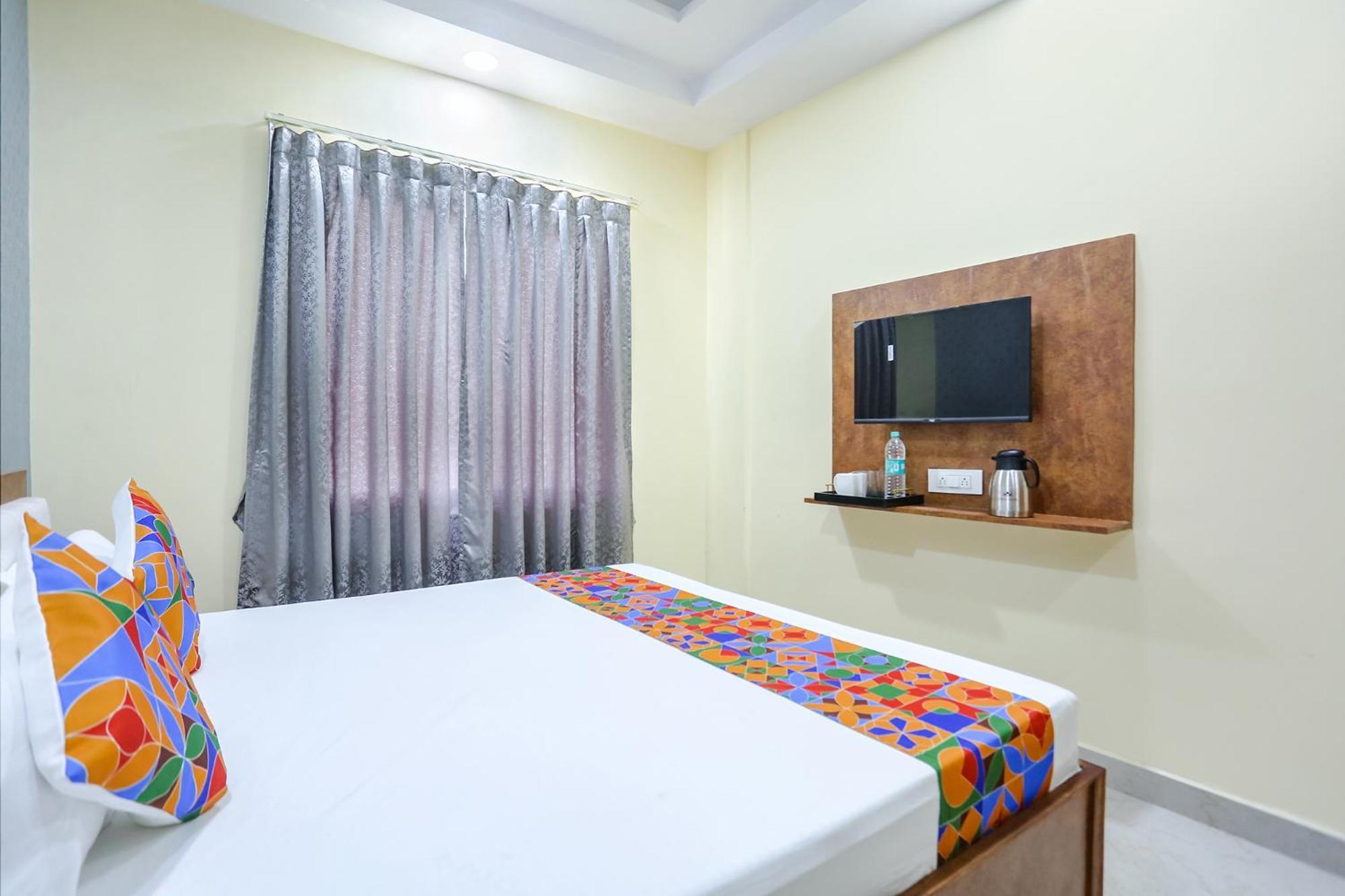 Fabexpress Aditya Hotel 3*